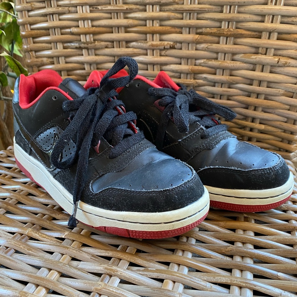 Nike Delta Force Youth / Size 5Y / Used